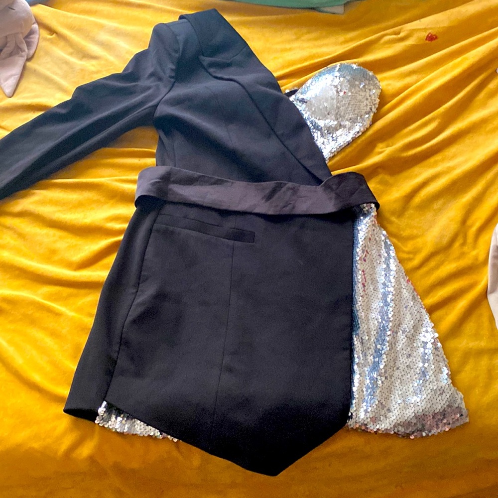 I’m selling a a one piece jumpsuit, very elegant and standout.